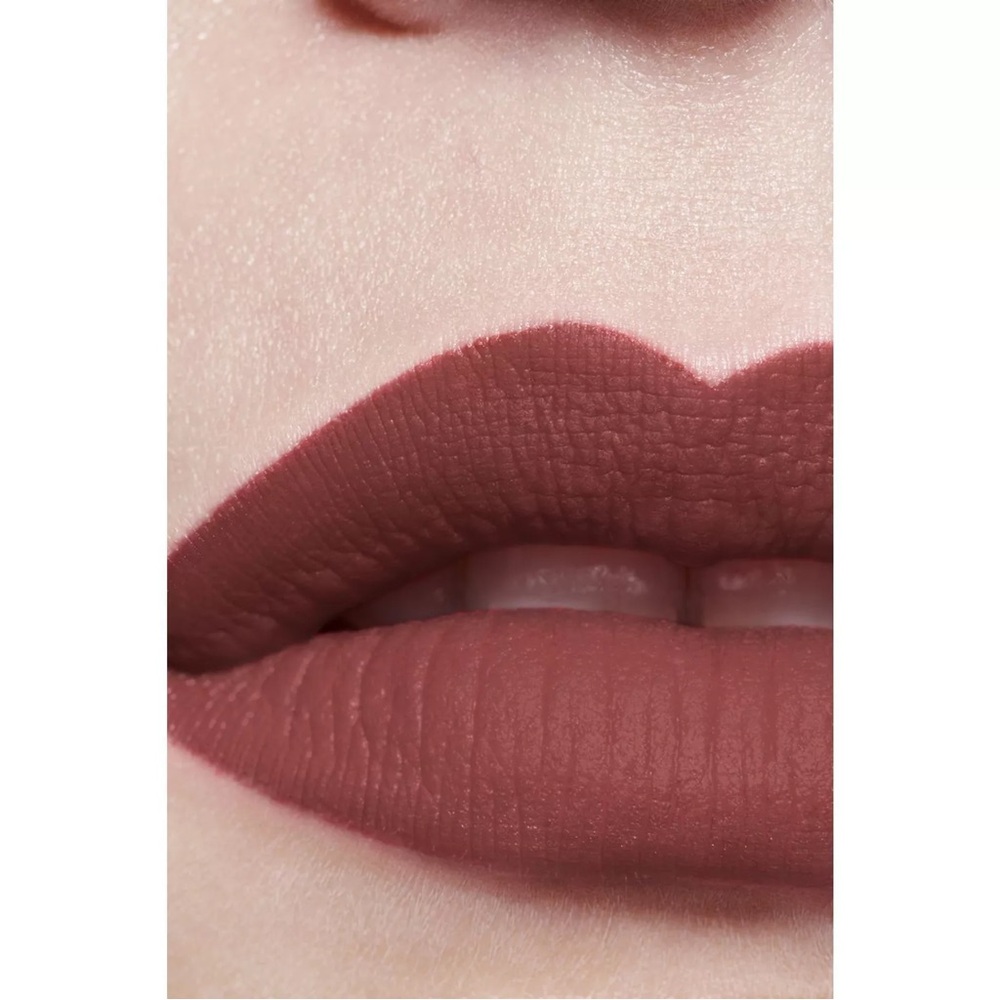 CHANEL Red Lipstick Vibrant Satin Finish - Picture 5 of 9
